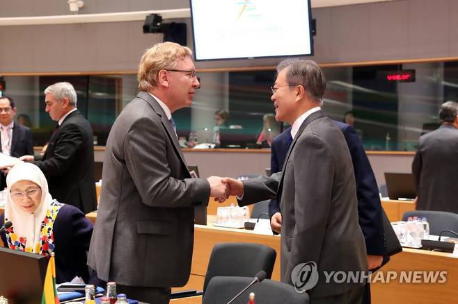 아셈 정상회의 각국 정상들과 인사 나누는 문재인 대통령.jpg | 인스티즈