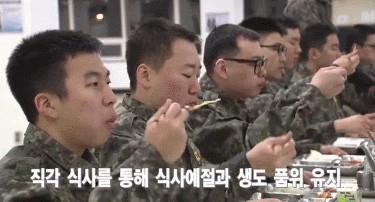 군대 식사 예절.....레전드.gif | 인스티즈