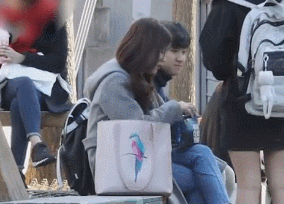 모르는 사람에게 생리대를 빌려보았다.gif | 인스티즈