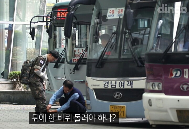 팔을 다친 군인이 전투화 끈을 묶어달라고 한다면? | 인스티즈