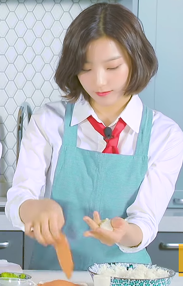 180607. 스시 만드는 프로미스나인 새롬이.jpg | 인스티즈