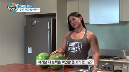 여성스럽게 수박 자르는 법 | 인스티즈