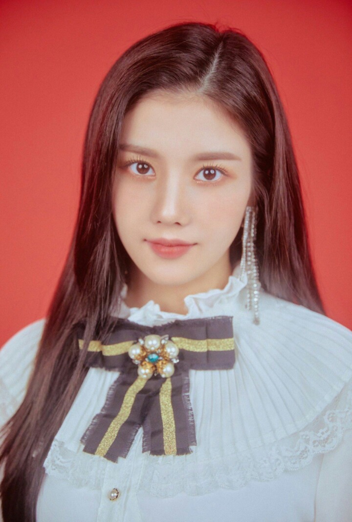아이즈원 비쥬얼이 돋보이는 장미 컨셉 사진들 | 인스티즈