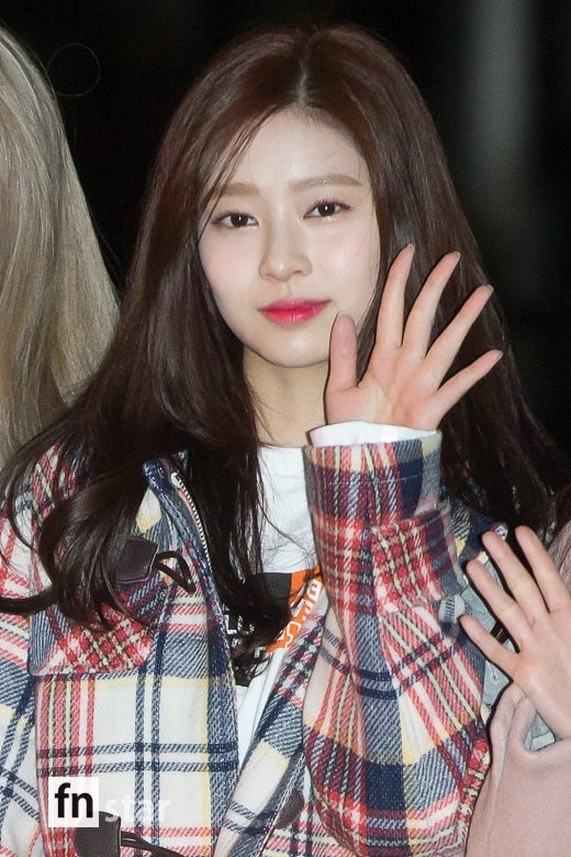 어젯밤 늦게까지 콜라 사이다 말아 마신듯한 아이즈원 출근길 사진.jpg | 인스티즈