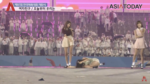 폭우속에서 노래하고 춤추는 가수들.jpg | 인스티즈