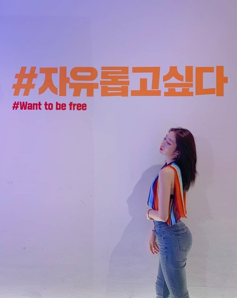 휴가 받아서 퀸 전시회 관람한 러블리즈의 락매니아 서지수.jpg | 인스티즈