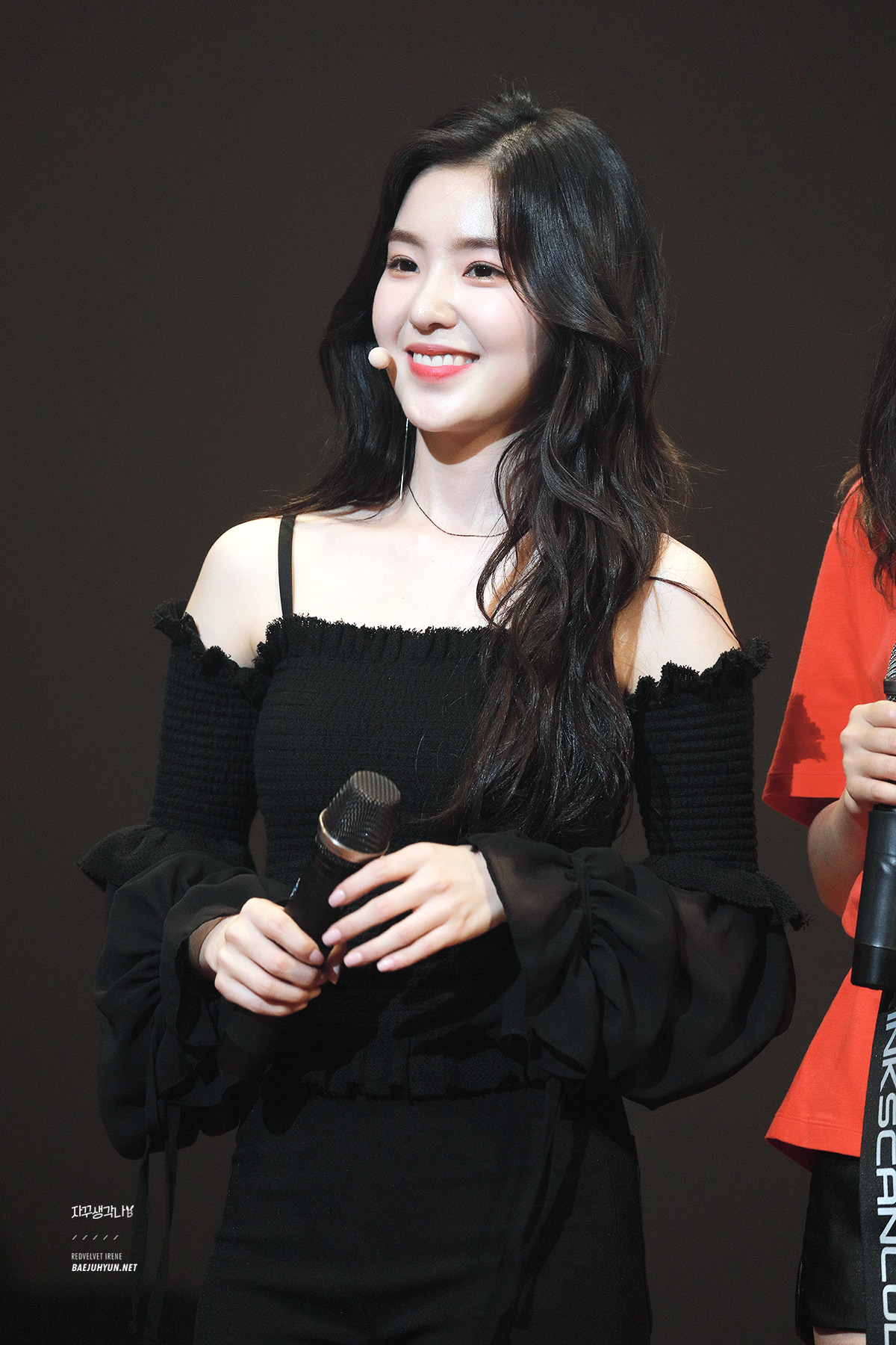 블랙오프숄더입은 레드벨벳 아이린.jpg | 인스티즈