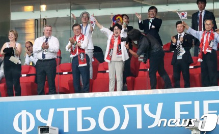 2018.06.23 문재인 대통령 부부의 한국 멕시코 직관 | 인스티즈
